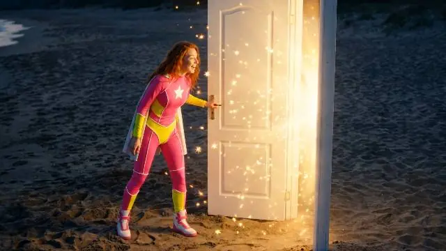 Imagen de muestra: protagonista abriendo una puerta mágica en la playa