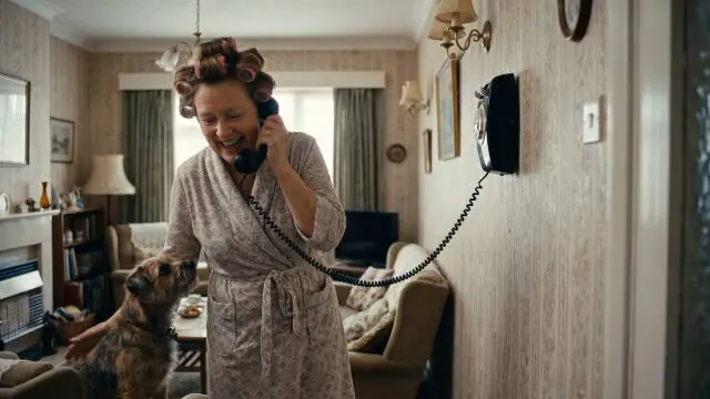 Imagen de muestra: protagonista riendo al teléfono en el living de su casa